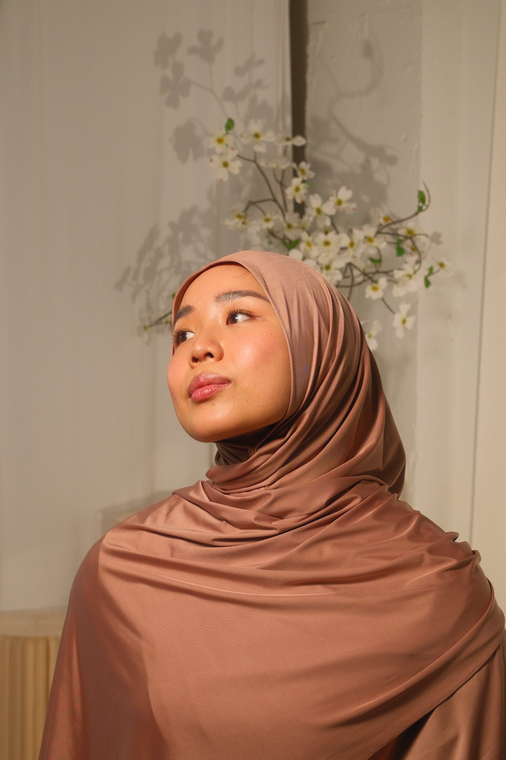 Hijabi women wearing liquid fluid jersey hijab in the color dusty pink from the brand malika the collection