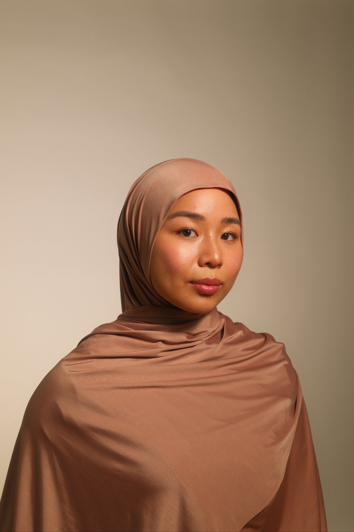 Hijabi women wearing liquid fluid jersey hijab in the color dusty pink from the brand malika the collection