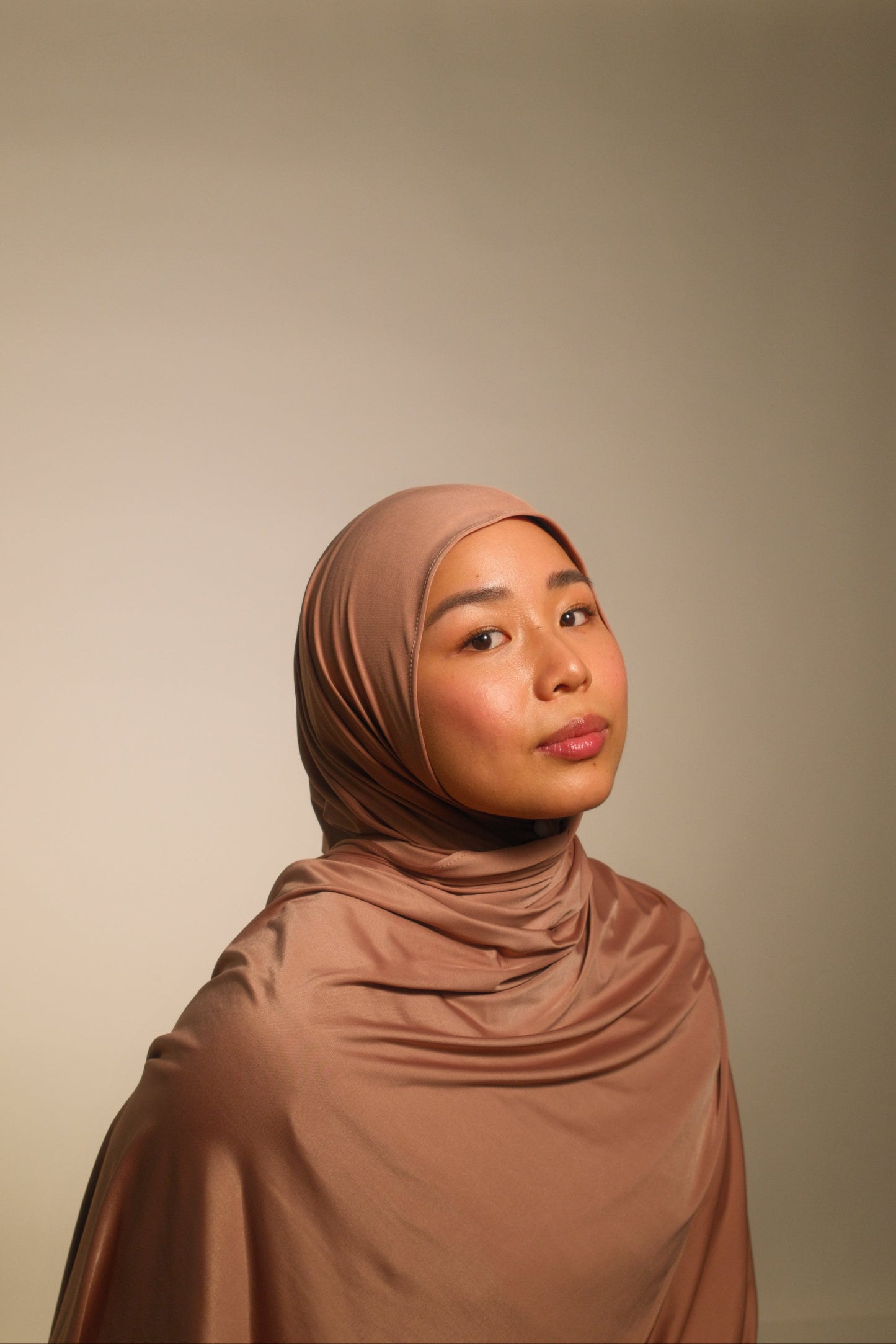 Hijabi women wearing liquid fluid jersey hijab in the color dusty pink from the brand malika the collection
